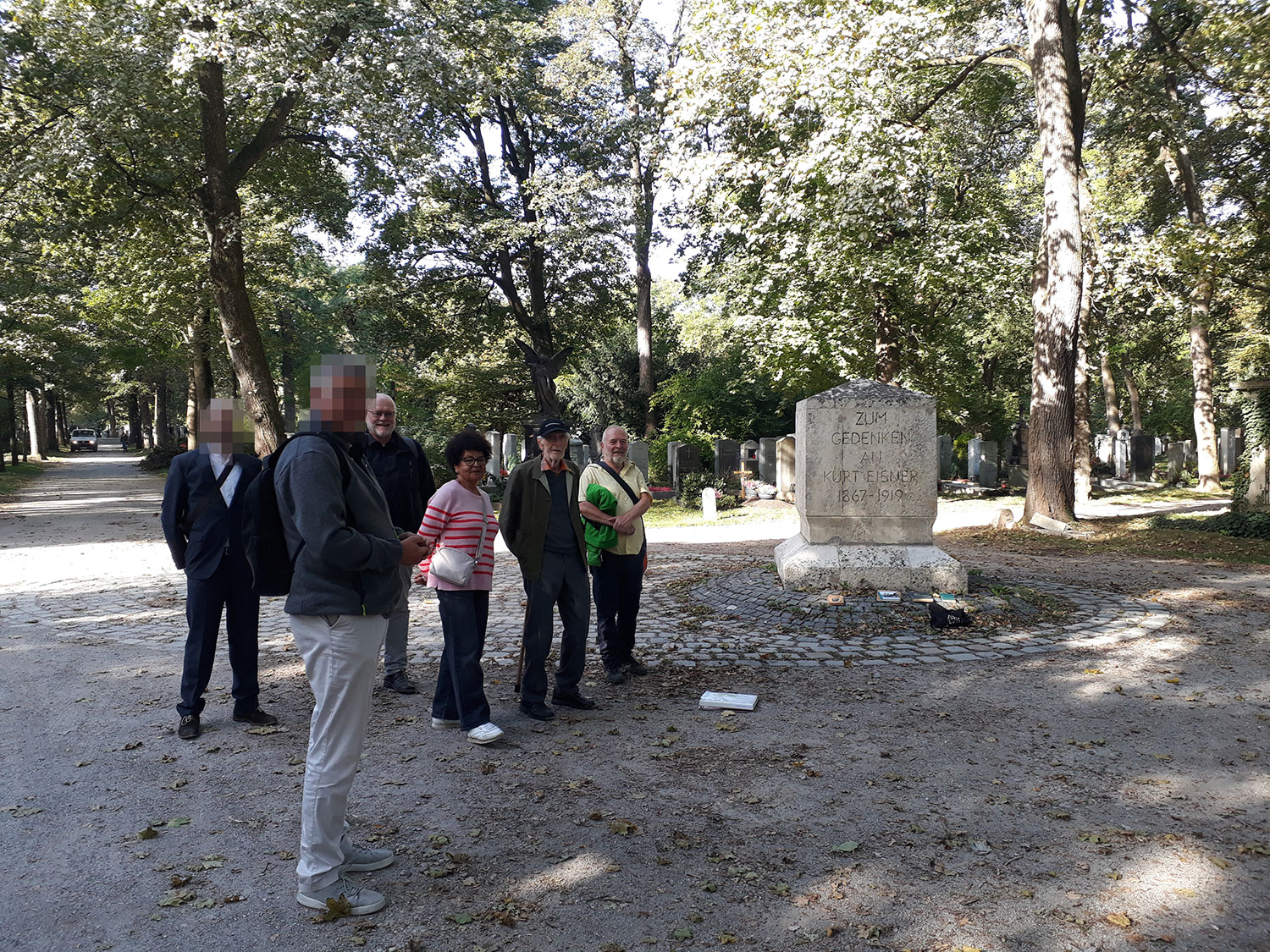Gemeinsames Foto von 13.10.2023 am Ersten Grab Kurt Eisners: N.N., N.N., Rauch, Dullinger-Oßwald, Stankiewitz, Letsch